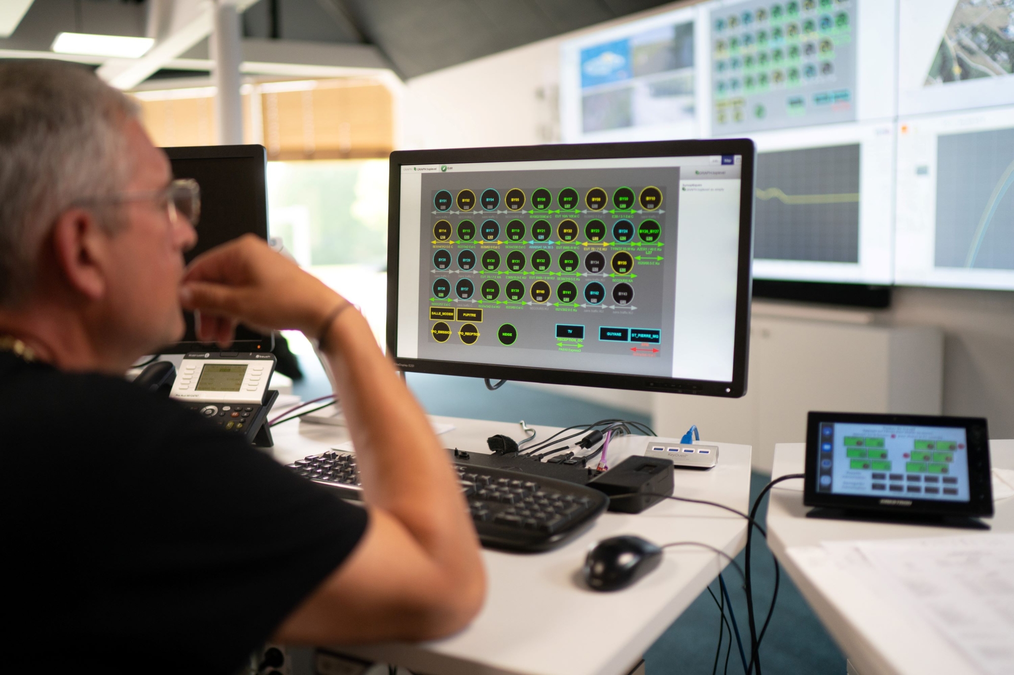 Photo d'un homme devant un ordinateur 