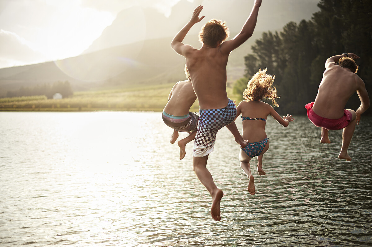 Jeunes qui jouent en sautant dans l'eau