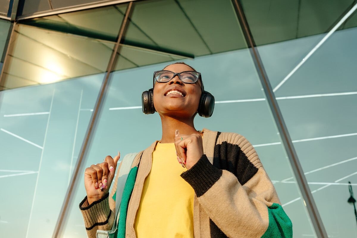 Jeune femme avec un casque sur les oreilles