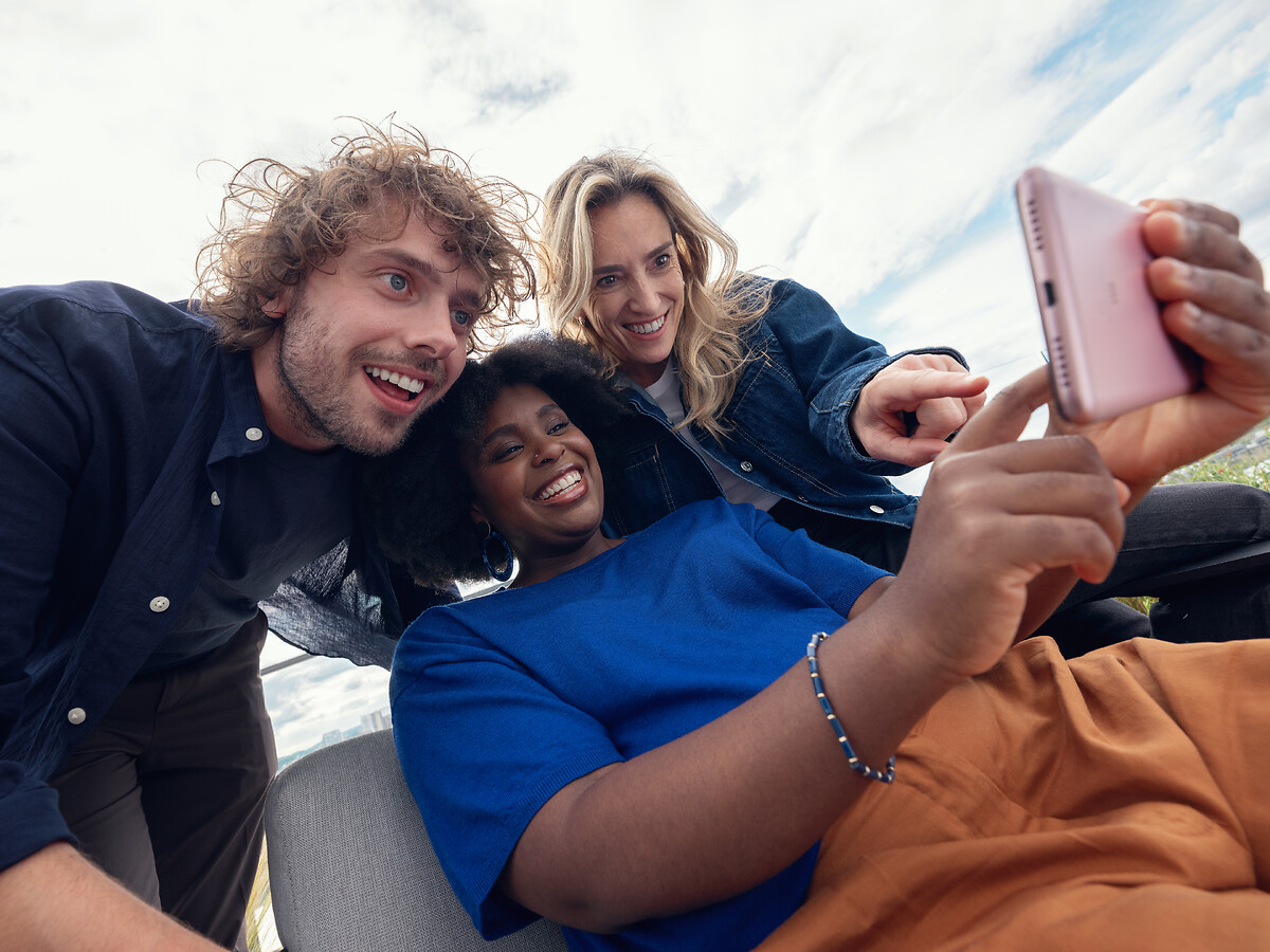 Groupe de personnes regardant un écran de téléphone