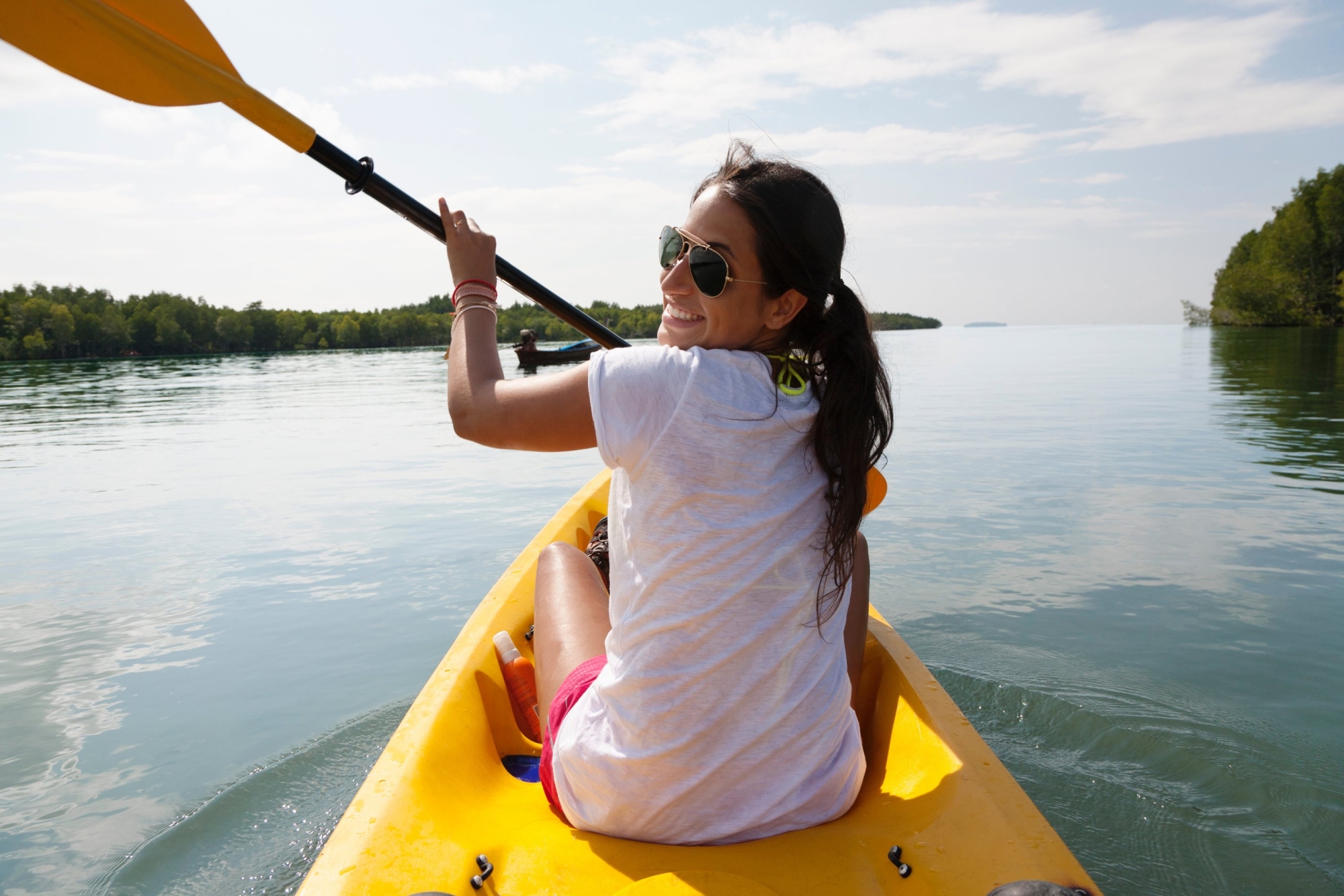 Femme sur un kayak naviguant sur l'eau