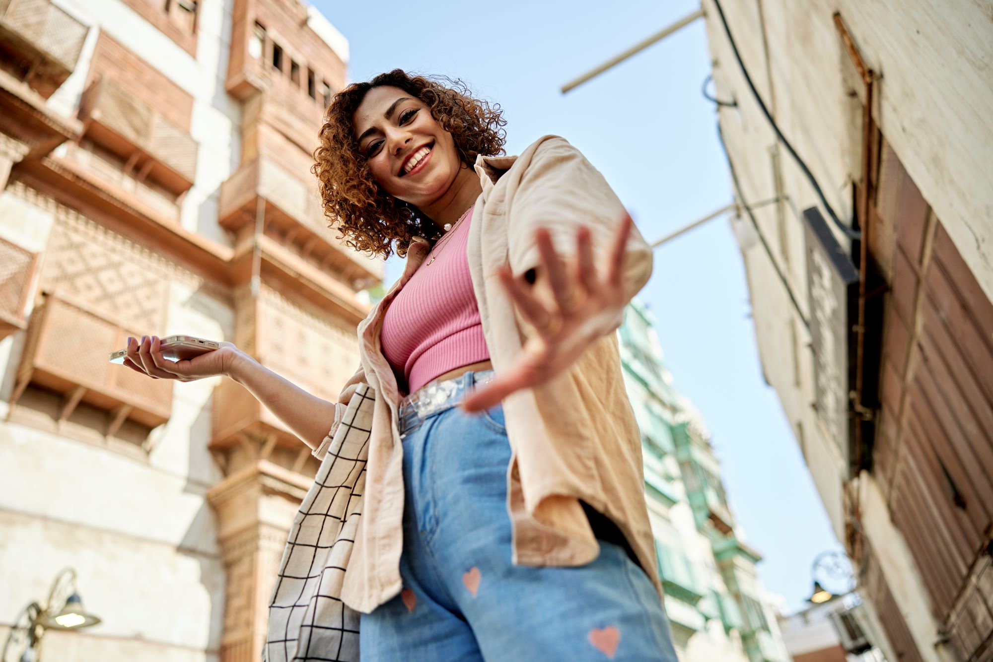 Femme en mouvement à l'extérieur