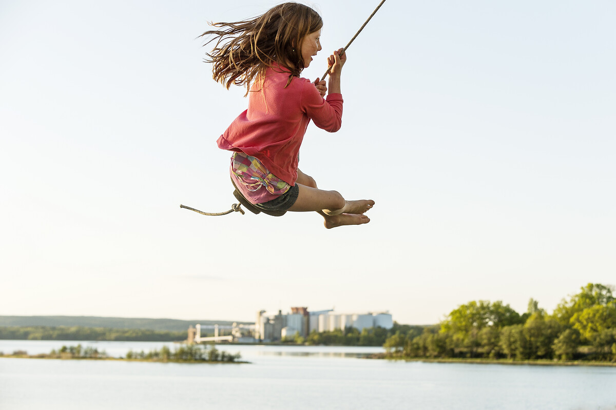 Jeune fille en train de sauter sur une corde
