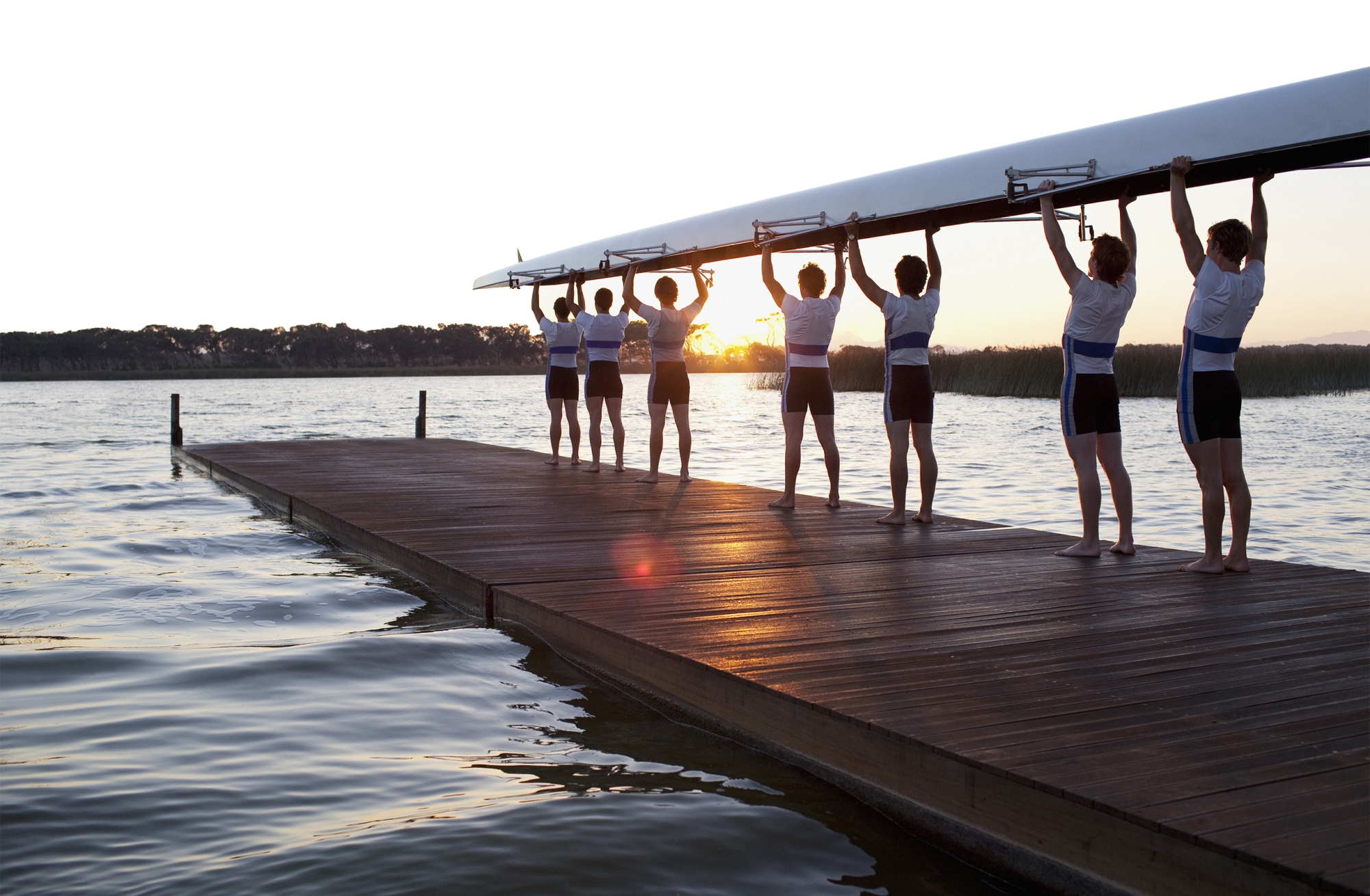 Hommes portant un bateau d'aveyron 