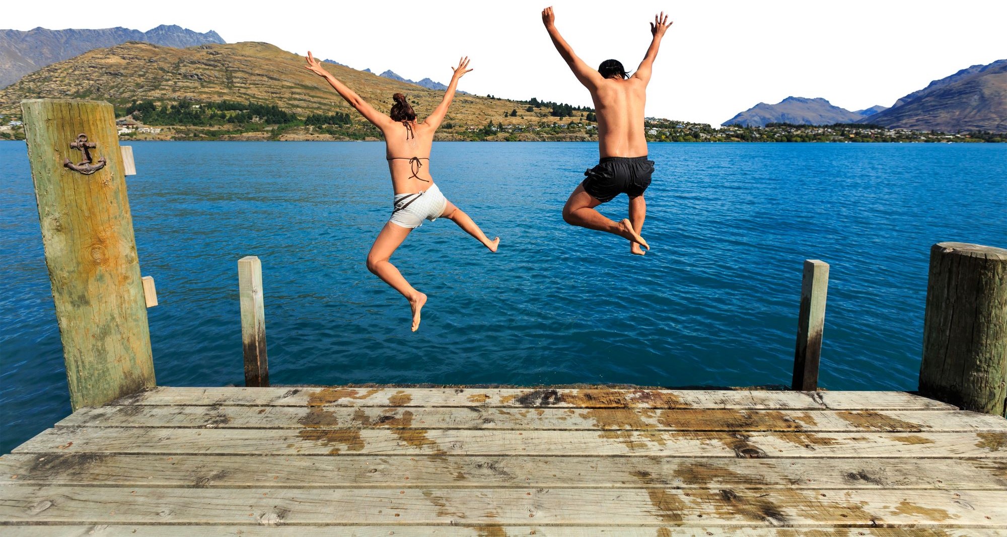 Photo de deux personnes sautant dans un lac