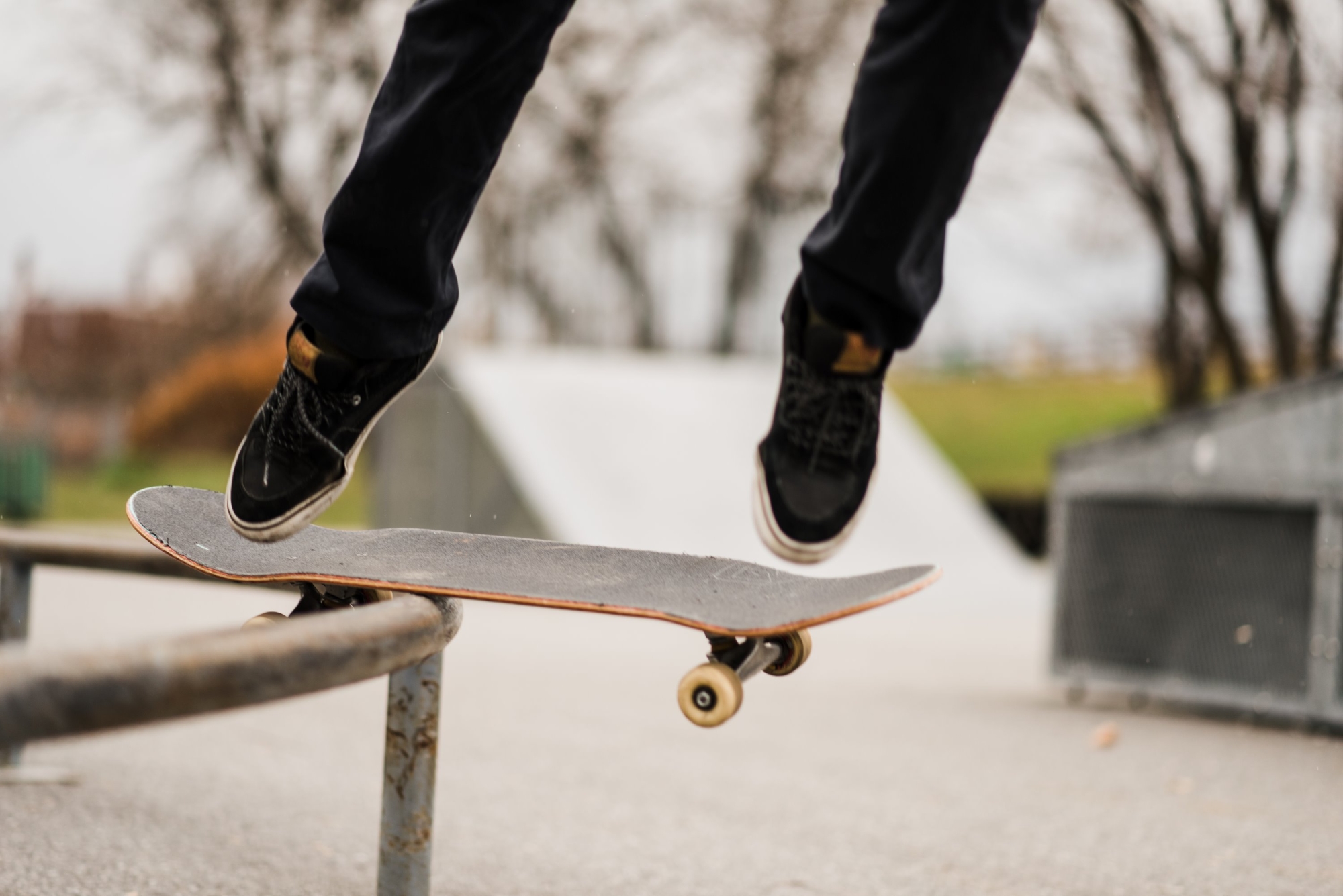 Jeune homme, les pieds sur un skate