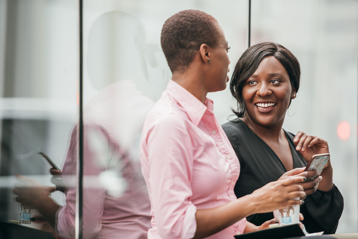 Deux femmes d'affaires en train de se parler.