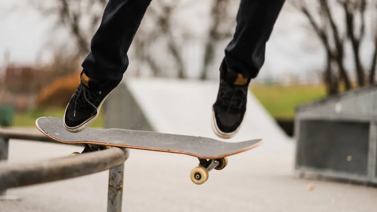 Jeune sur un skateboard