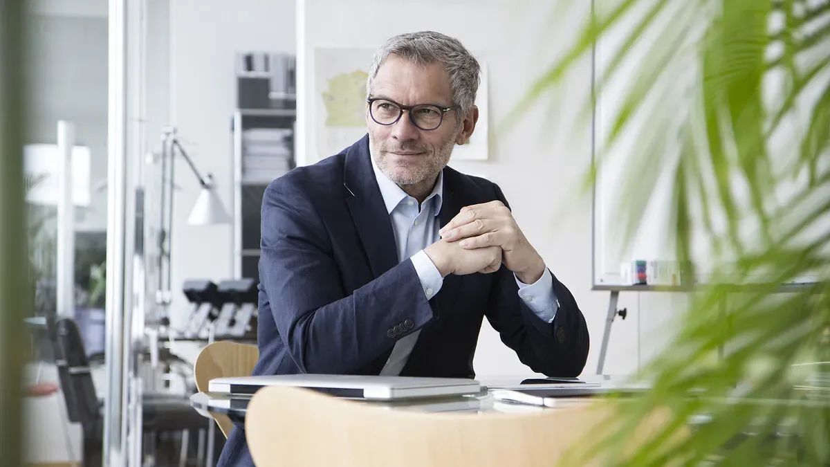 Homme d'affaire assit à une table de réunion