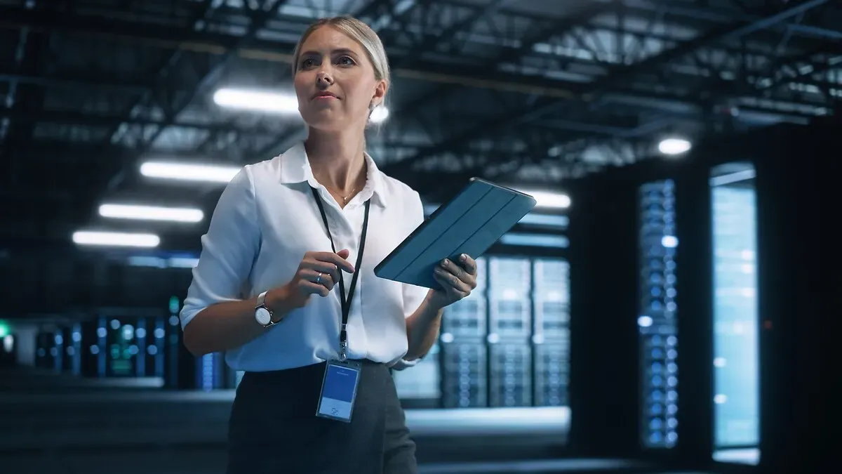 Femme d'affaire avec un tablette dans la main