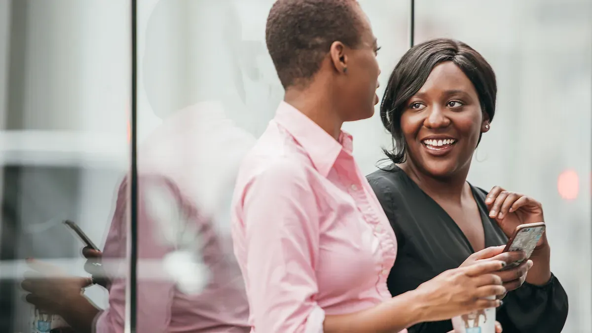 Deux femmes d'affaires en train de se parler.