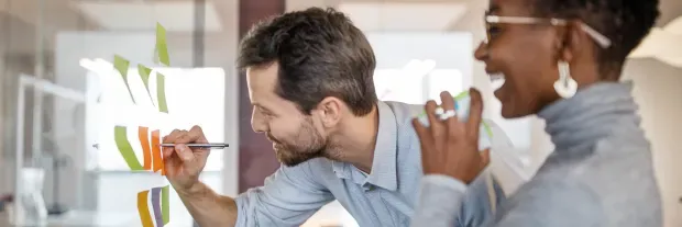 salariés qui ecrivent sur des post-it