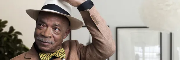 Vieil homme dans un bureau