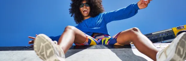 Jeune femme posant sur un mur à l'extérieur