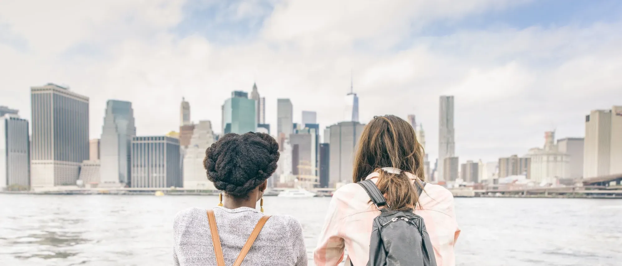 Jeunes de dos en train de regarder Manhattan