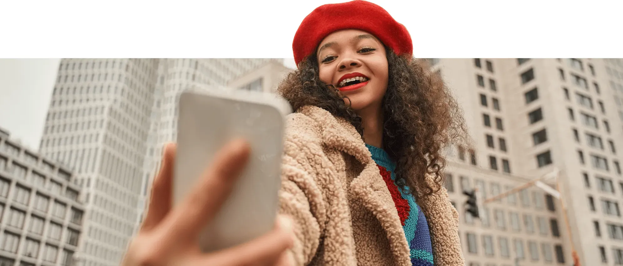 femme se prenant en selfie.