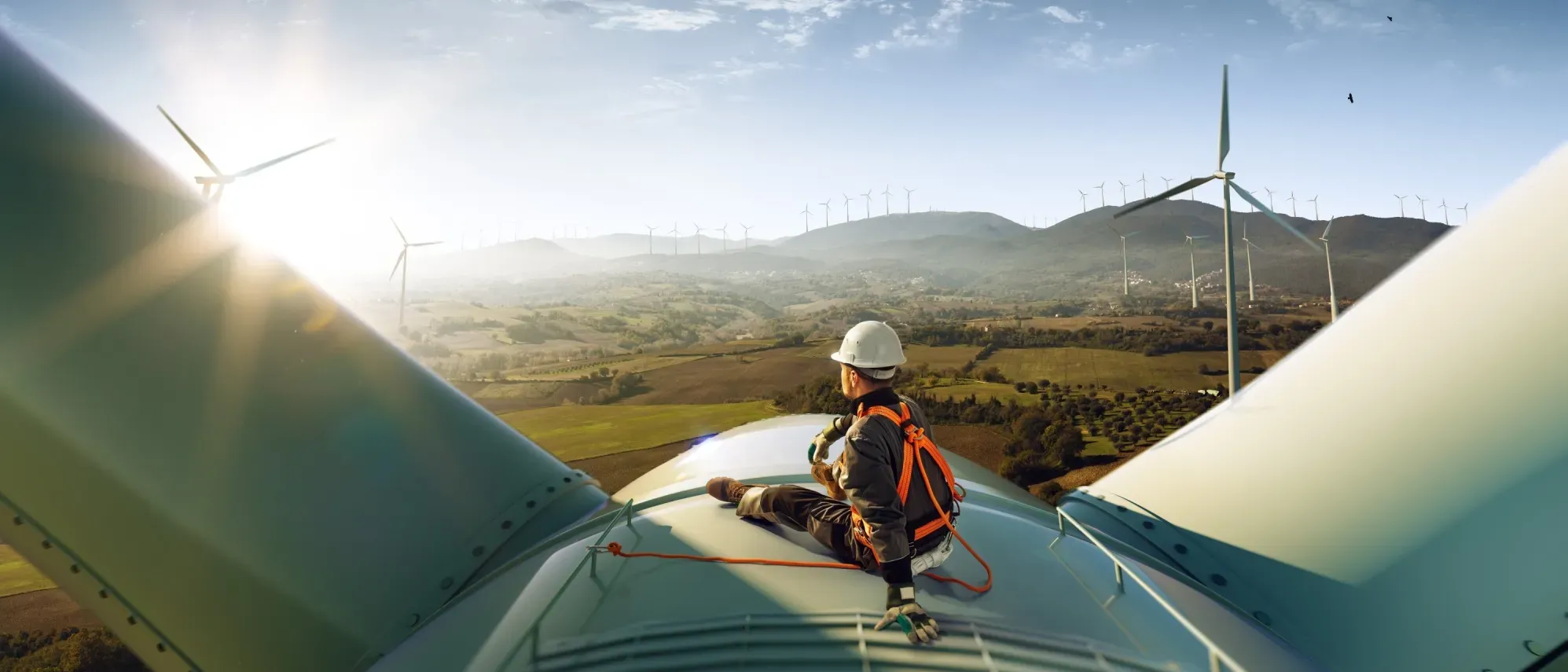 Homme assis sur une éolienne