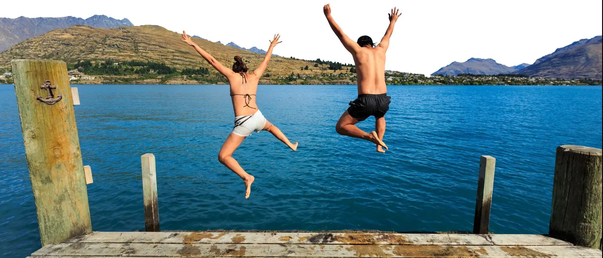 Photo de deux personnes sautant dans un lac