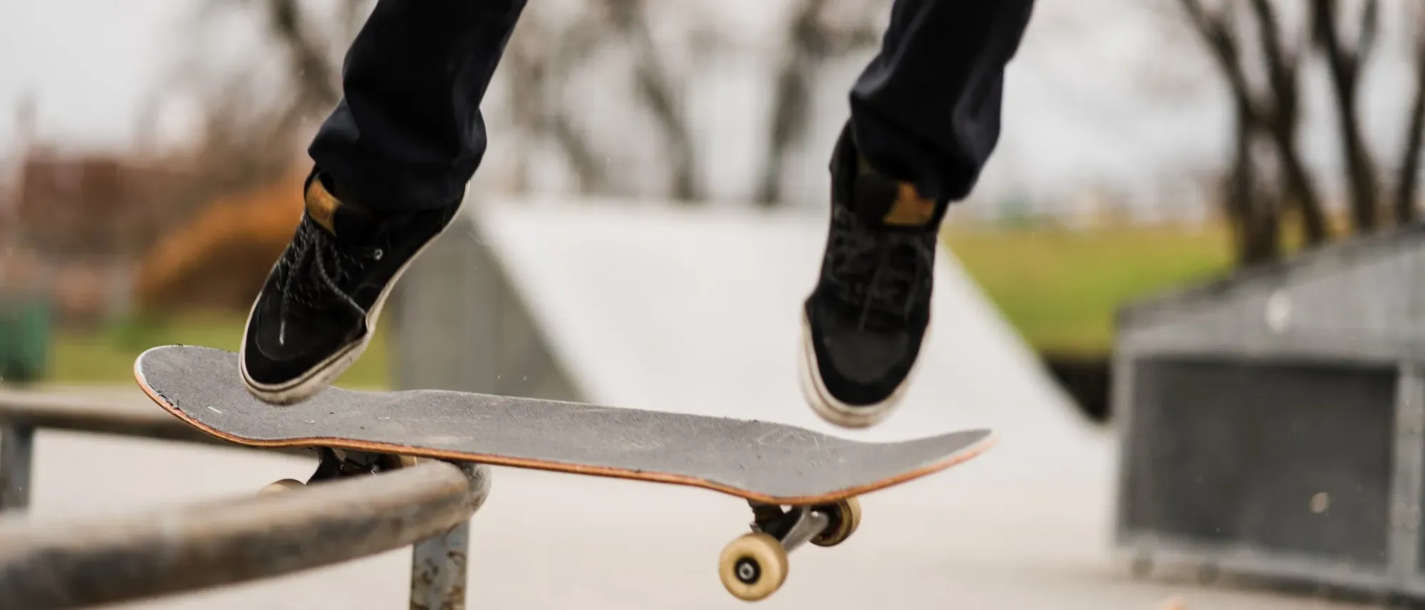 Jeune homme, les pieds sur un skate