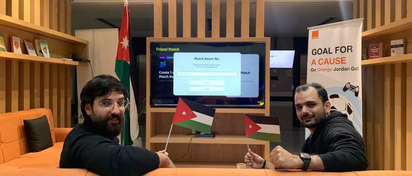 Deux hommes sont assis dans un canapé avec des drapeaux