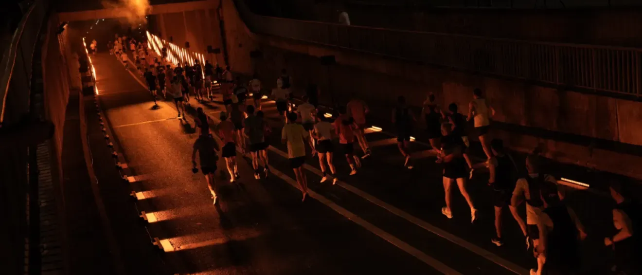 Photo de coureurs rentrant dans un tunnel lors du marathon pour tous Paris 2024