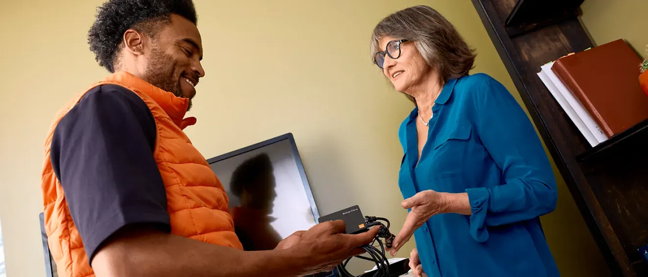 Un technicien est avec une cliente 