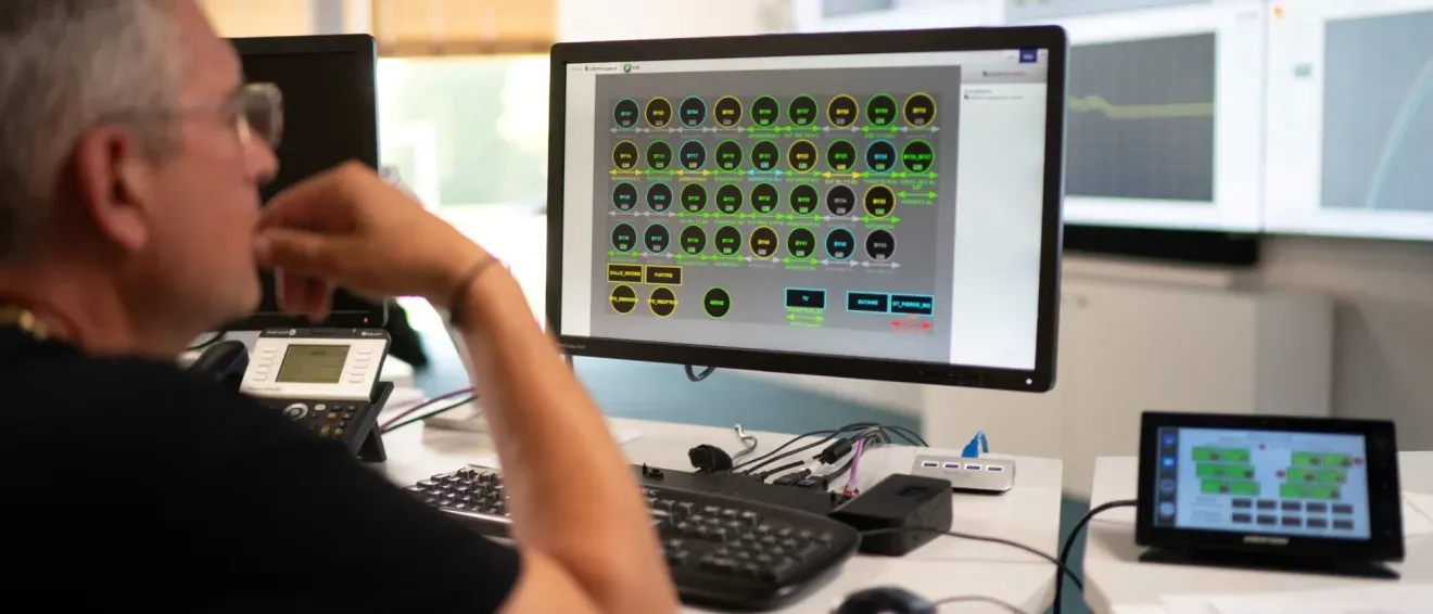 Photo d'un homme devant un ordinateur 