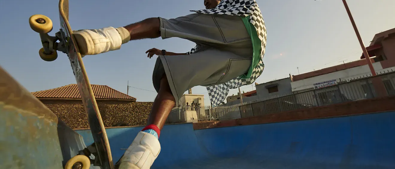 Jeune homme faisant du skateboard