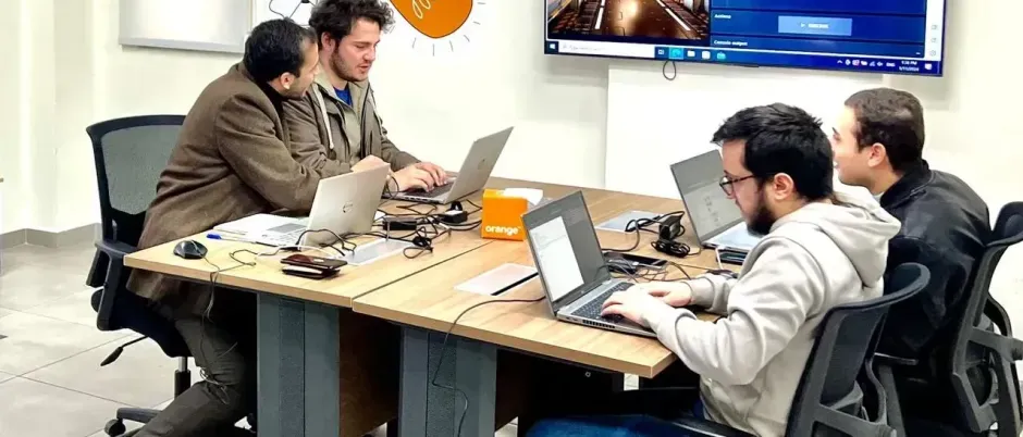 Photo de 4 personnes travaillant autour d'une table