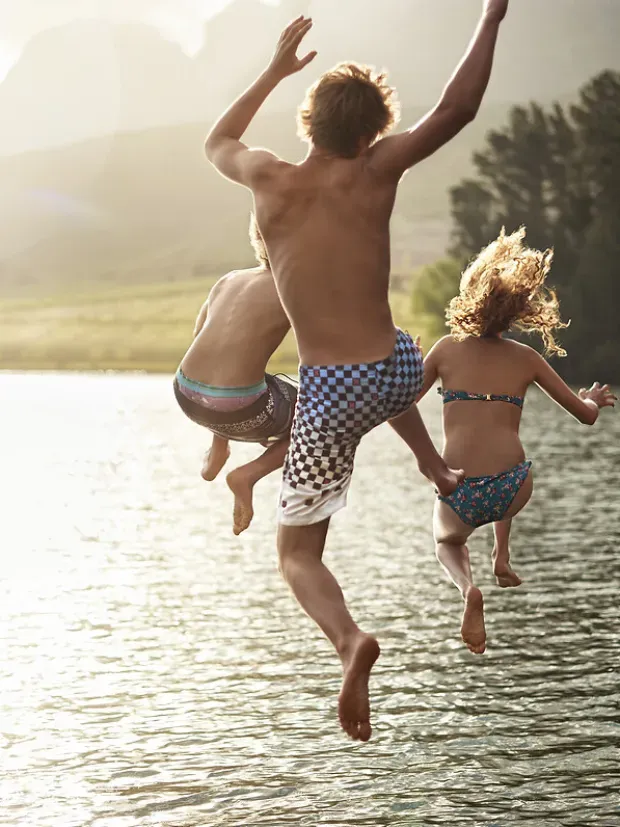 Jeunes qui jouent en sautant dans l'eau