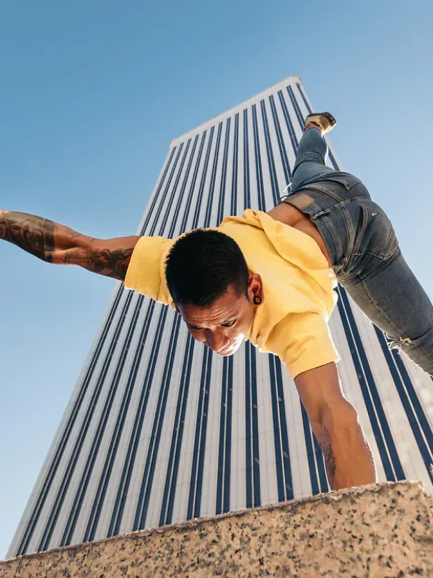 Jeune homme en extérieur faisant une figure acrobatique
