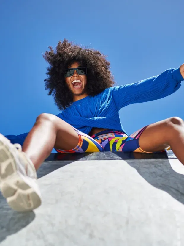 Jeune femme posant sur un mur à l'extérieur