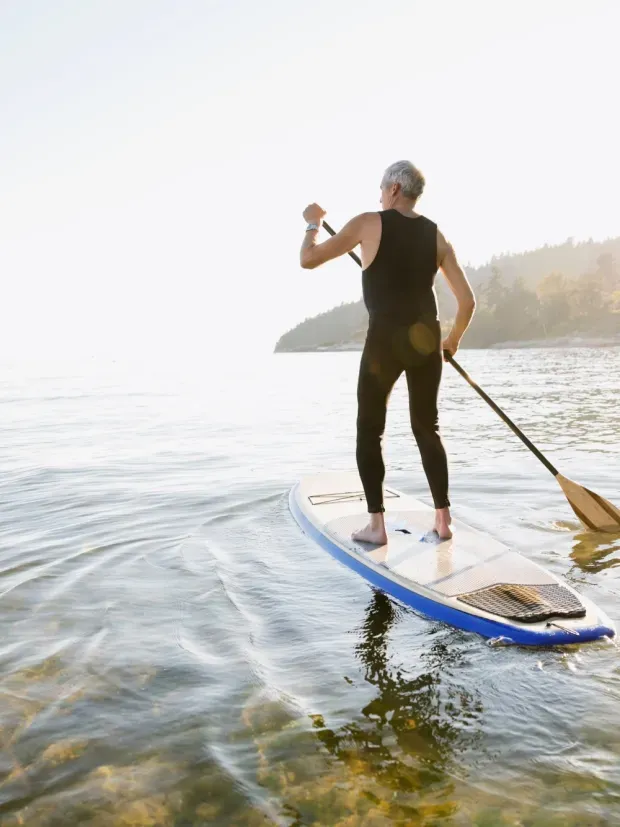 Homme en pleine nature sur un paddle