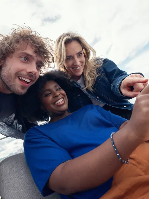 Groupe de personnes regardant un écran de téléphone