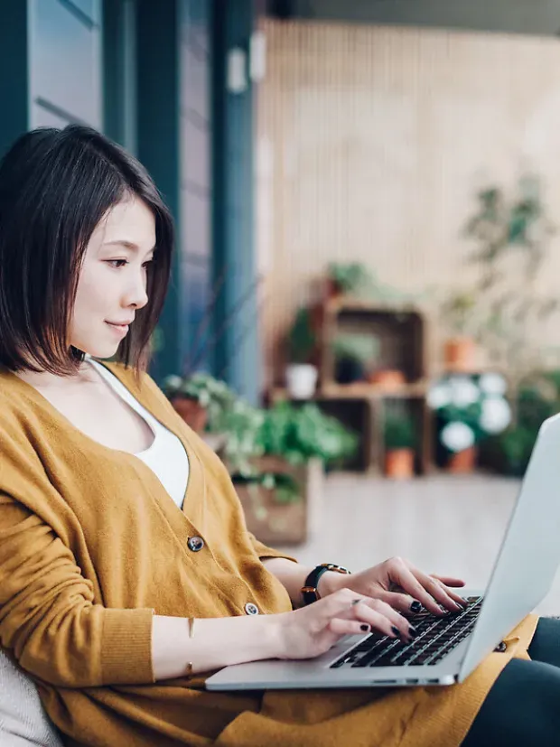 Femme d'affaires utilisant un ordinateur portable sur un balcon