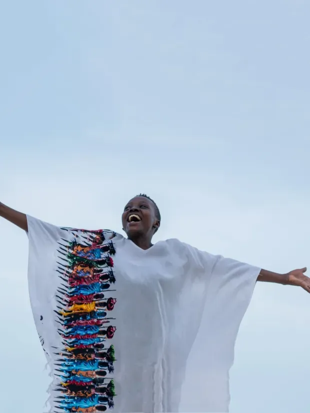 Femme en extérieur ouvrant les bras