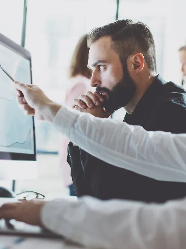 Hommes analysent des données - finance