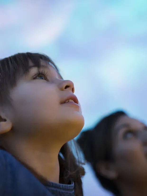 Enfant regardant le ciel