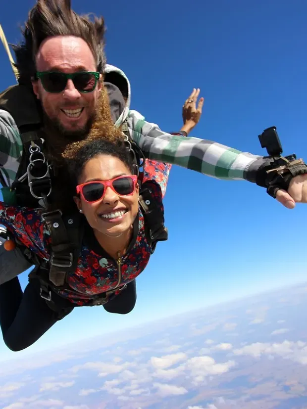 Couple en train de sauter en parachute