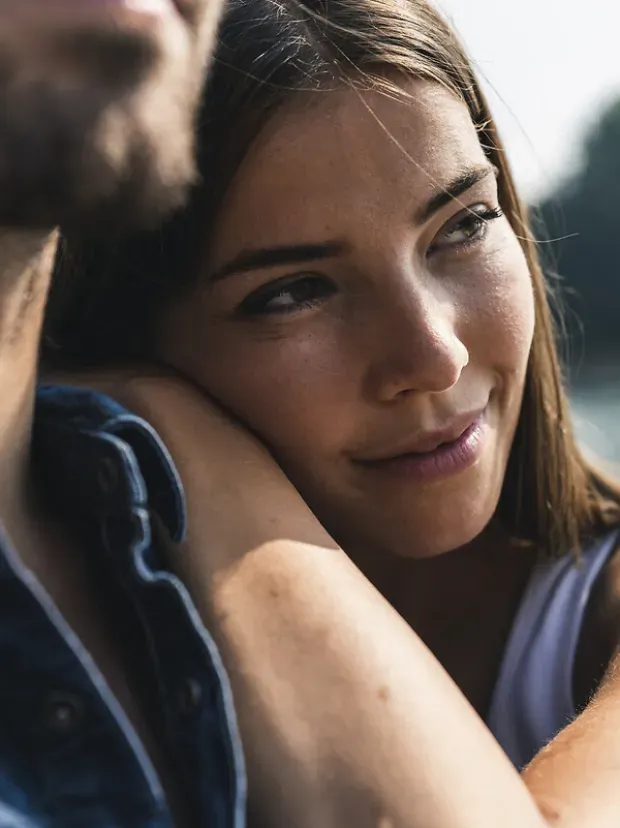 Femme souriante s'appuyant sur l’épaule d’un homme