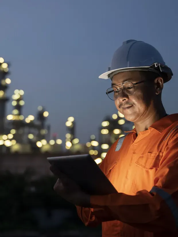 Technicien utilisant une tablette la nuit