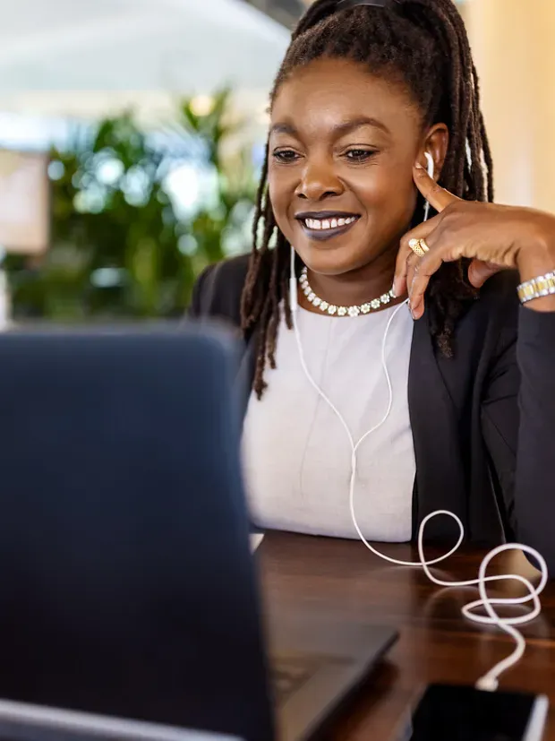 Femme en train de travailler