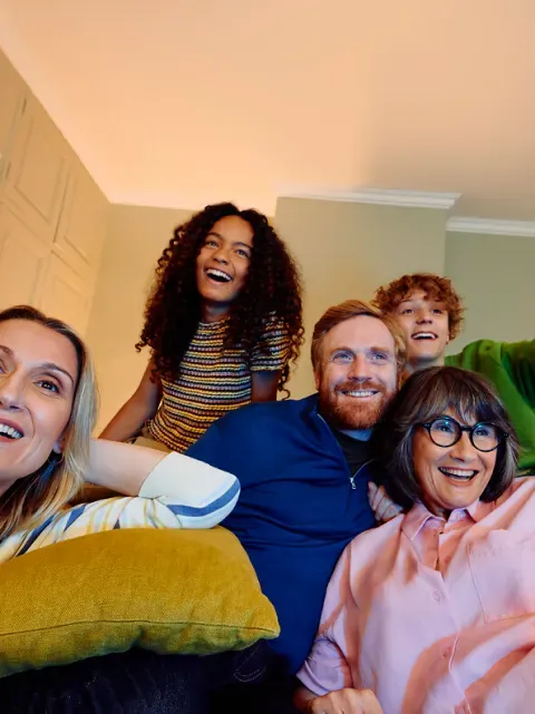 Famille dans un salon 