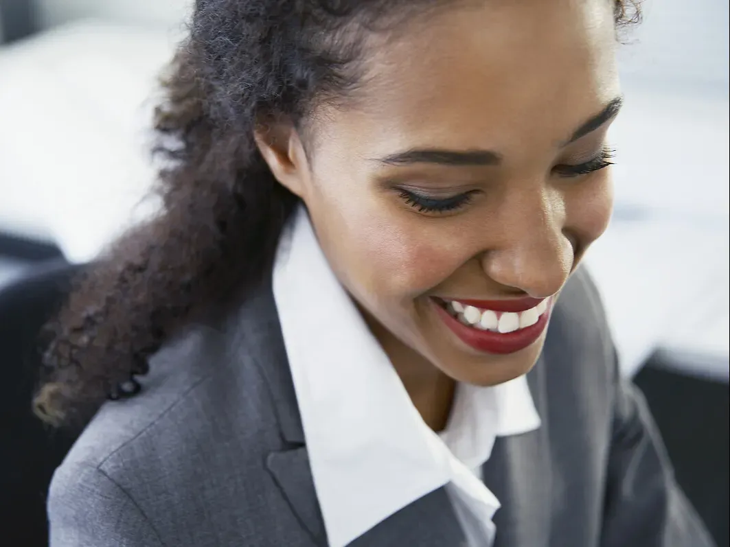 Femme d'affaire souriante