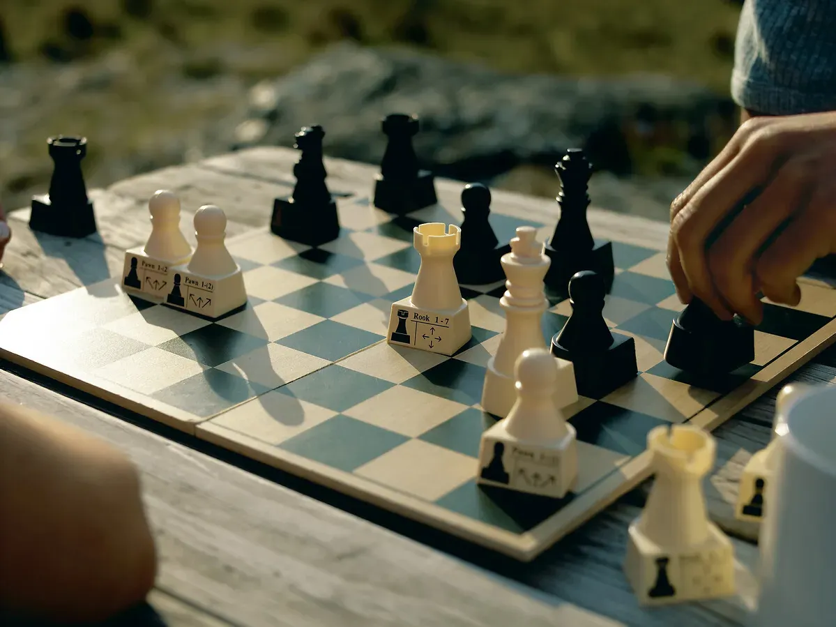 Jeu d'échec avec les mains des joueurs