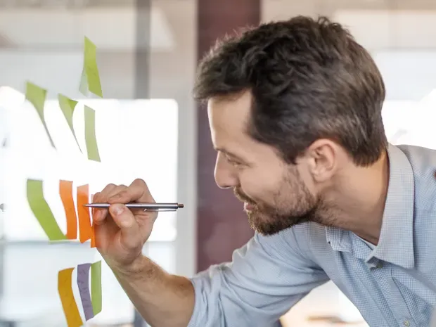 salariés qui ecrivent sur des post-it