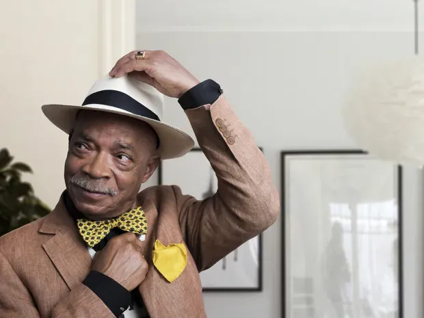 Vieil homme dans un bureau