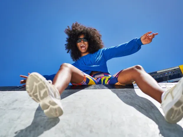 Jeune femme posant sur un mur à l'extérieur