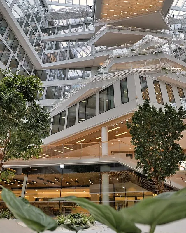 Photo de l'atrium du siège Bridge d'Orange