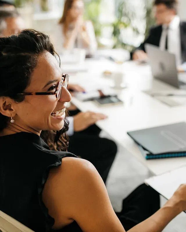 Femme souriante en réunion